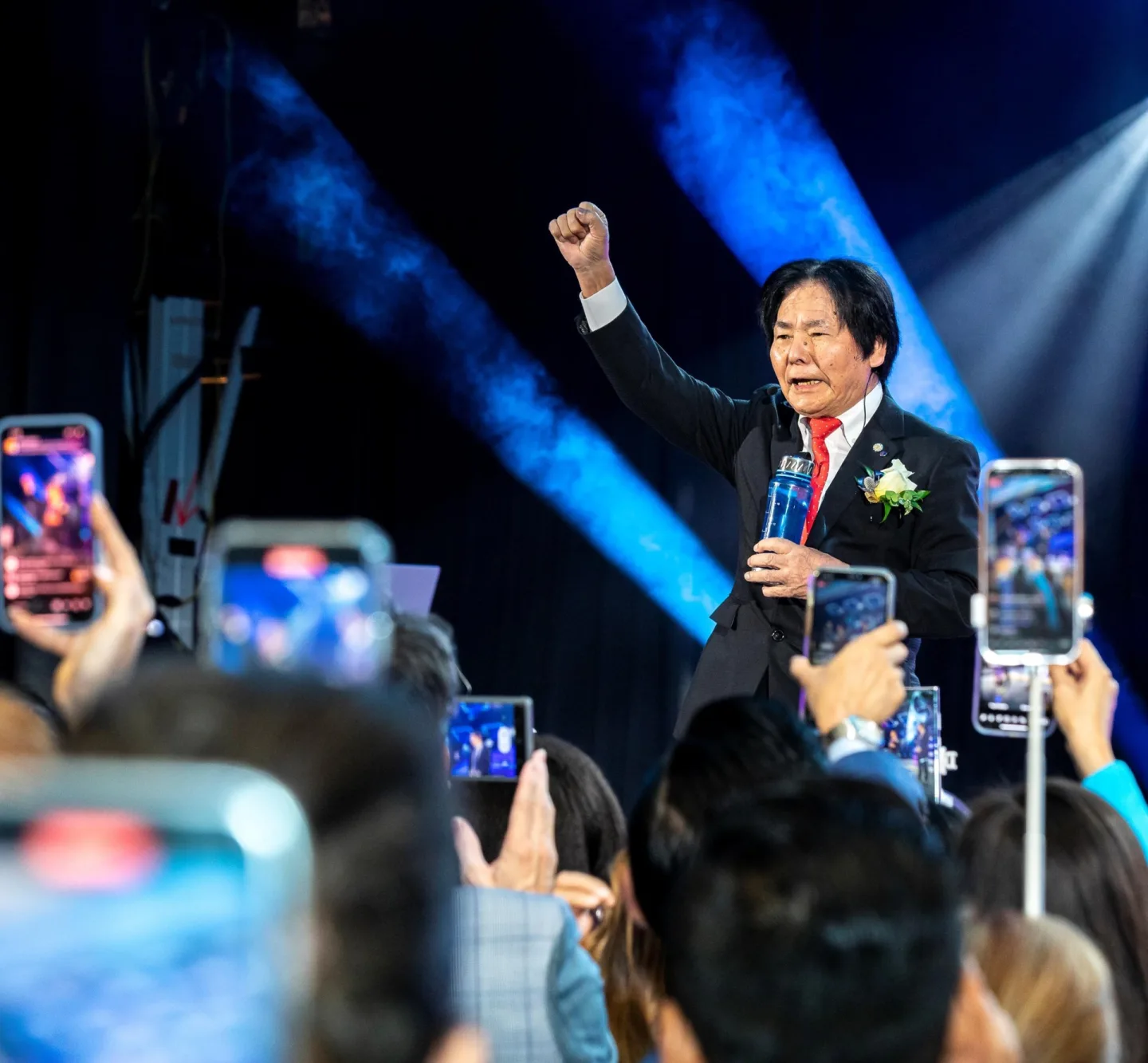 Un leader raduna la folla dal palco